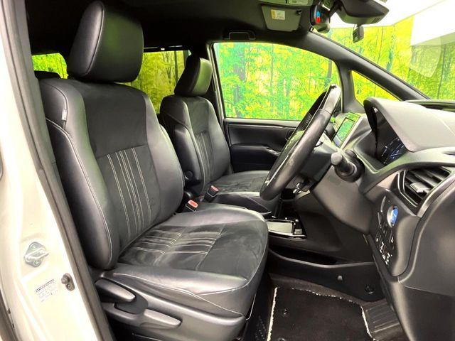 【ハーフレザーシート】高級感と座り心地を両立した人気のシート♪背面・座面のファブリック素材は、通気性の良さや滑りにくさに優れています。気温や服装に左右されず快適にお乗りいただけます。