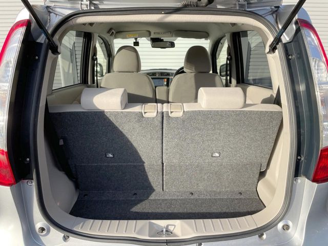 ���i�̂���������ʋ΁A���}���ɏ\���ȉ׎��X�y�[�X���m�ۂ��Ă���܂��B�Z�J���h�V�[�g��|���ƁA�傫�ȉו��̐ύڂ��\�ł���