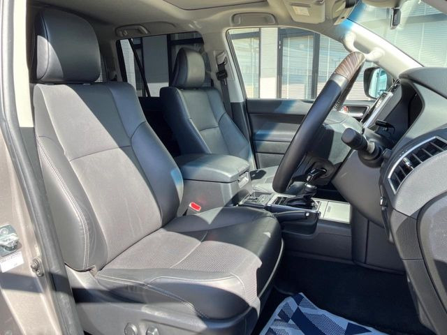 【黒革シート】上質な本革を使用し、高級感あふれる黒革シート。常に体に触れる部分だから、座り心地の良さにはこだわりたいですね♪汚れの付着や劣化を抑制する内装コーティング施工もおススメですよ♪