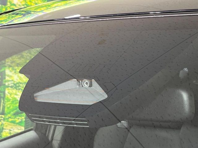 【トヨタセーフティセンス】走行中に前方の車両等を認識し、衝突しそうな時は警報とブレーキで衝突回避と被害軽減をアシスト。より安全にドライブをお楽しみいただけます。