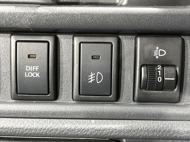 【ヘッドライトレベライザー】ヘッドライトが車両前方を照射する際、手動で方向を変えることができ暗い道でも明かりを照らし見やすいように調整できます。