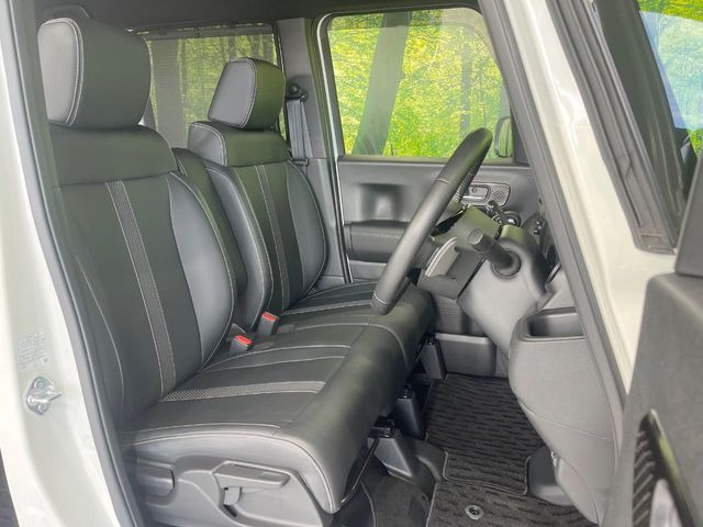 【合皮レザーシート】汚れのふき取りが容易でメンテナンスもが簡単な、機能性に優れる合成皮革を採用した上質なシートです。座り心地もよく、高級感あふれる心地良い車内空間を演出してくれます。