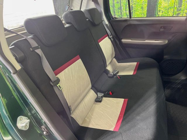 後部座席も気になるようなキズ・汚れやへたり等、大きなダメージはなく、良好な状態です。