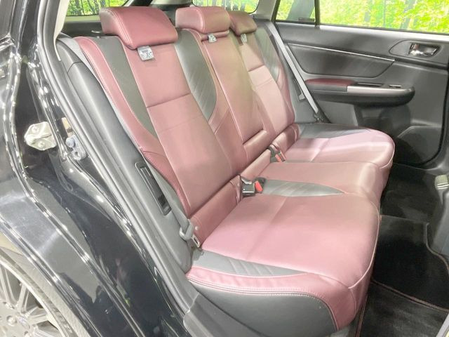 後部座席も気になるようなキズ・汚れやへたり等、大きなダメージはなく、良好な状態です。