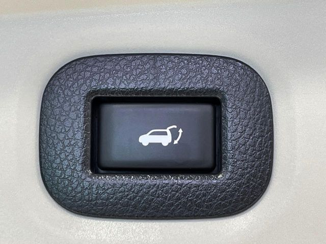 【パワーバックドア】スマートキーや運転席のボタンを押すだけでリアゲートが自動で開閉します!荷物を持っている時や、高い位置にあるバックドアを閉める際に便利な機能です♪