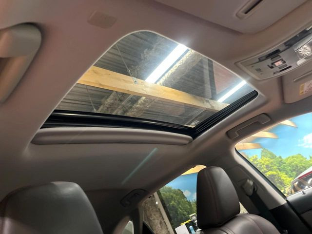【サンルーフ】開放感たっぷりの希少装備、サンルーフが装着されています!車内に明かりを取り入れたり景色を楽しむ以外にも、車内の空気も簡単に換気できて快適です!