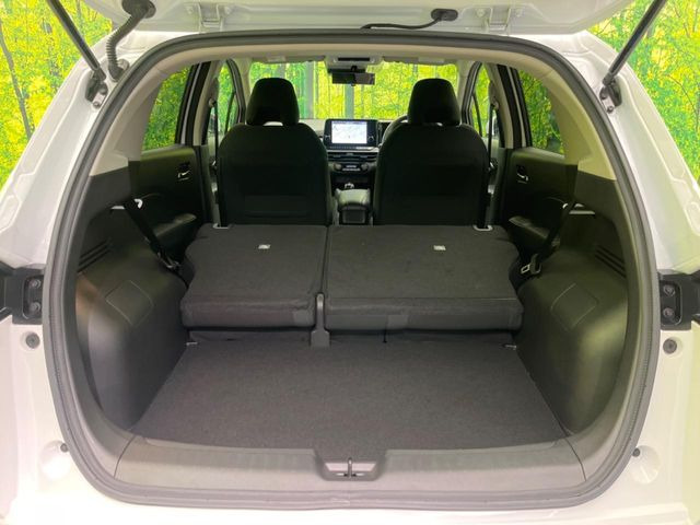 ���i�̂���������ʋ΁A���}���ɏ\���ȉ׎��X�y�[�X���m�ۂ��Ă���܂��B�Z�J���h�V�[�g��|���ƁA�傫�ȉו��̐ύڂ��\�ł���