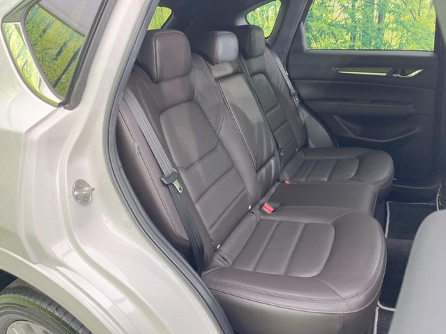 後部座席も気になるようなキズ・汚れやへたり等、大きなダメージはなく、良好な状態です。