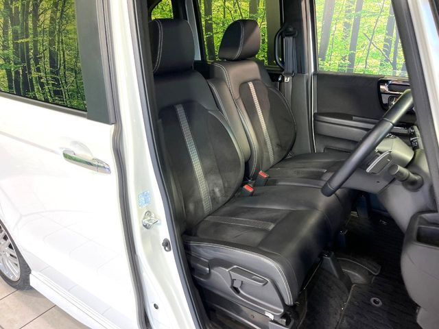 【ハーフレザーシート】高級感と座り心地を両立した人気のシート♪背面・座面のファブリック素材は、通気性の良さや滑りにくさに優れています。気温や服装に左右されず快適にお乗りいただけます。