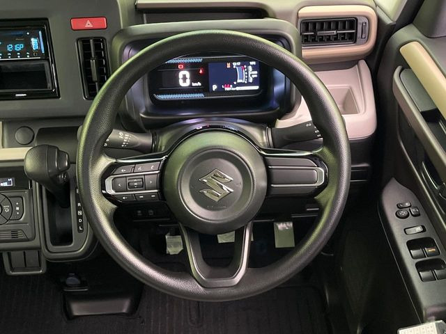 �C���e���A�ɍ��킹���f�U�C���̃X�e�A�����O�́A�^�]�������̂��Ƃ��l���A�^�]���₷���`��A�傫���ł��B�����x�A���ۂɐG���Ă��m���߂��������B