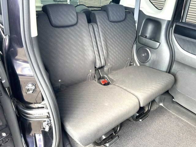 後部座席も気になるようなキズ・汚れやへたり等、大きなダメージはなく、良好な状態です。
