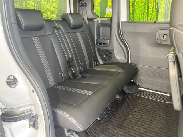 後部座席も気になるようなキズ・汚れやへたり等、大きなダメージはなく、良好な状態です。