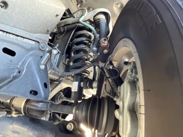 お車を安心してお乗りいただく為には、足回りの定期点検が欠かせません。サービスサポート(有償保証)では無料点検もご提供しており、安心のカーライフをお過ごしいただけるサポート体制が整っています。