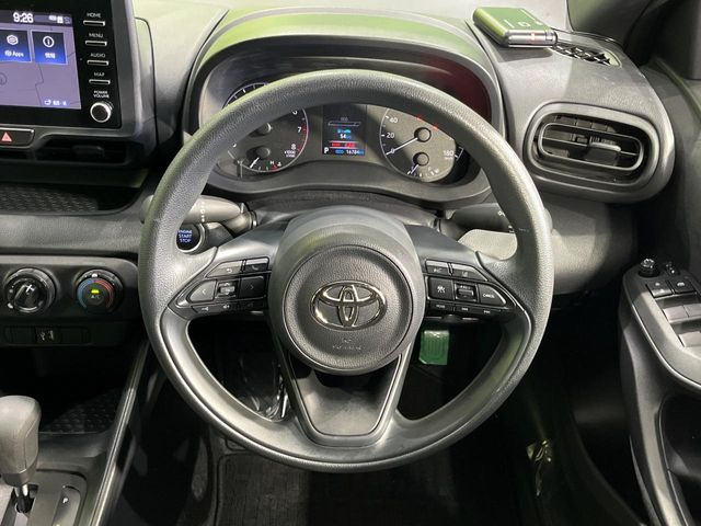 �C���e���A�ɍ��킹���f�U�C���̃X�e�A�����O�́A�^�]�������̂��Ƃ��l���A�^�]���₷���`��A�傫���ł��B�����x�A���ۂɐG���Ă��m���߂��������B