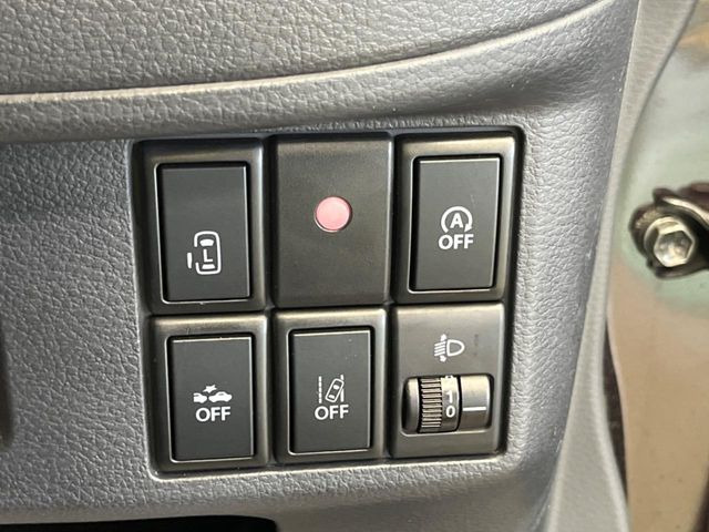 【電動スライドドア】スイッチ/ドアハンドルを軽く操作するだけでドアが自動で開閉。挟みこみ防止機構付きで安心です。お子様の乗降りやお買い物の荷物の積み降ろしにも便利!