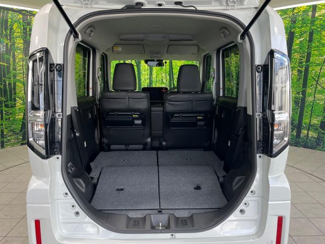 普段のお買い物や通勤、送迎等に十分な荷室スペースを確保しております。セカンドシートを倒すと、大きな荷物の積載も可能です♪