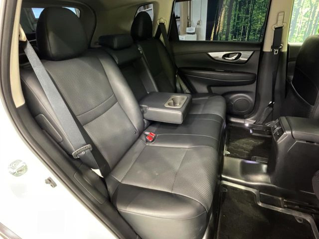 広々とした2列目シートは居住性が高く、居心地も快適!友達や家族とのお出かけにぴったりです。ベビーシートやチャイルドシート使用時も快適にお過ごしいただける十分な空間を確保しています。