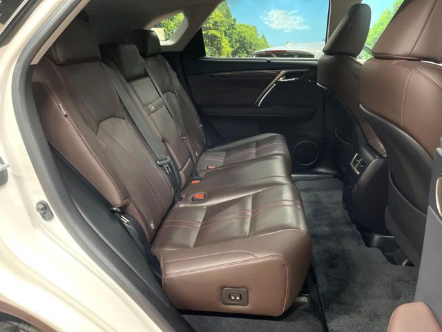 後部座席も気になるようなキズ・汚れやへたり等、大きなダメージはなく、良好な状態です。