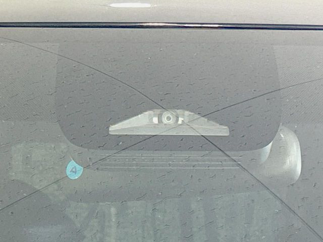 【トヨタセーフティセンス】走行中に前方の車両等を認識し、衝突しそうな時は警報とブレーキで衝突回避と被害軽減をアシスト。より安全にドライブをお楽しみいただけます。