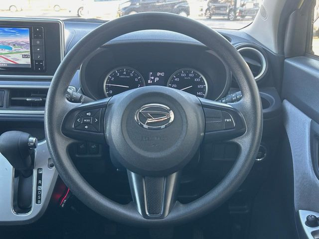 インテリアに合わせたデザインのステアリングは、運転される方のことも考え、運転しやすい形状、大きさです。是非一度、実際に触ってお確かめください。