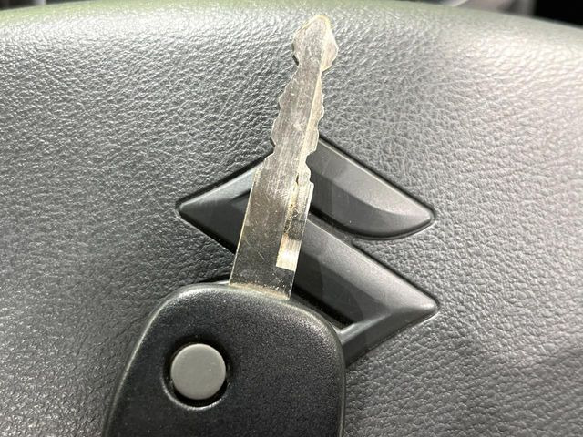 【キーレス】少し離れた場所からでもボタン一つでドアの開錠・施錠ができるのでとっても便利!ドアの鍵穴周りに傷をつけることもありません♪