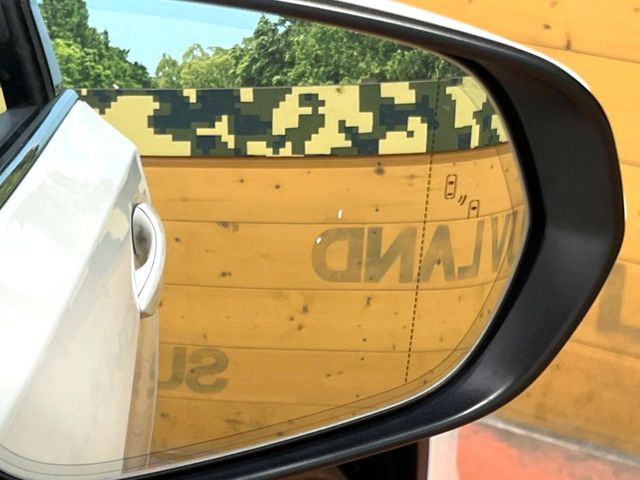 【ブラインドスポットモニター】走行中、ドアミラーの死角になりやすい箇所に後続車が接近するとサイドミラーのレンズに警告を表示!ドライバーに注意喚起をしてくれます。