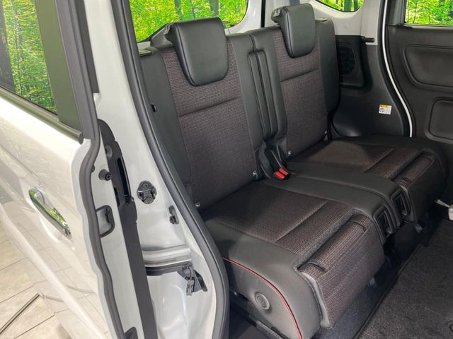後部座席も気になるようなキズ・汚れやへたり等、大きなダメージはなく、良好な状態です。