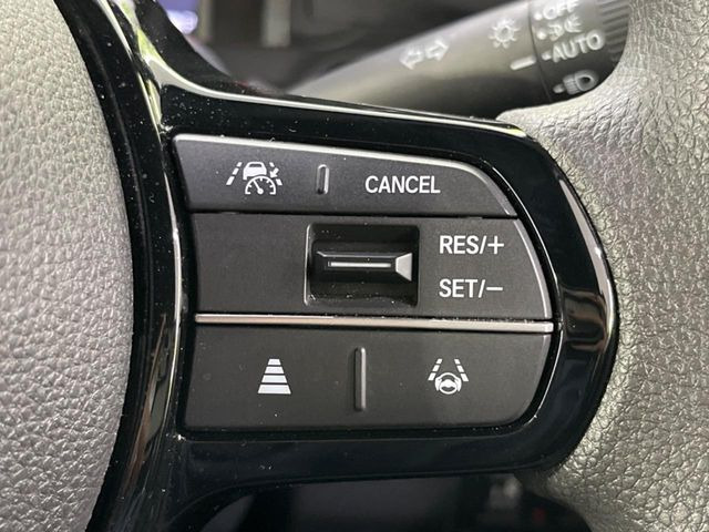 【アダプティブクルーズコントロール】高速道路での長距離走行が楽に!!自動で速度を保つクルーズコントロールが、衝突軽減システムと連携し、前方の車両を感知して車間を保つように速度調節してくれます!!