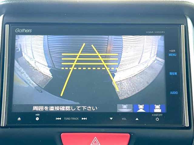 【バックカメラ】駐車時に後方がリアルタイム映像で確認できます。大型商業施設や立体駐車場での駐車時や、夜間のバック時に大活躍!運転スキルに関わらず、今や必須となった装備のひとつです!