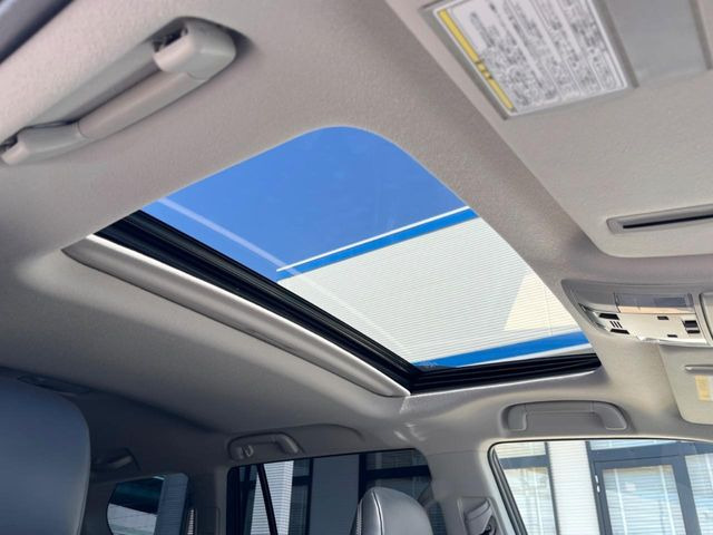 【サンルーフ】開放感たっぷりの希少装備、サンルーフが装着されています!車内に明かりを取り入れたり景色を楽しむ以外にも、車内の空気も簡単に換気できて快適です!
