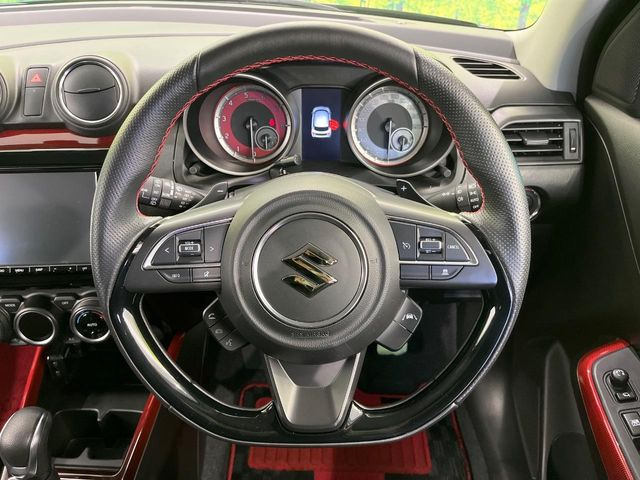 �C���e���A�ɍ��킹���f�U�C���̃X�e�A�����O�́A�^�]�������̂��Ƃ��l���A�^�]���₷���`��A�傫���ł��B�����x�A���ۂɐG���Ă��m���߂��������B