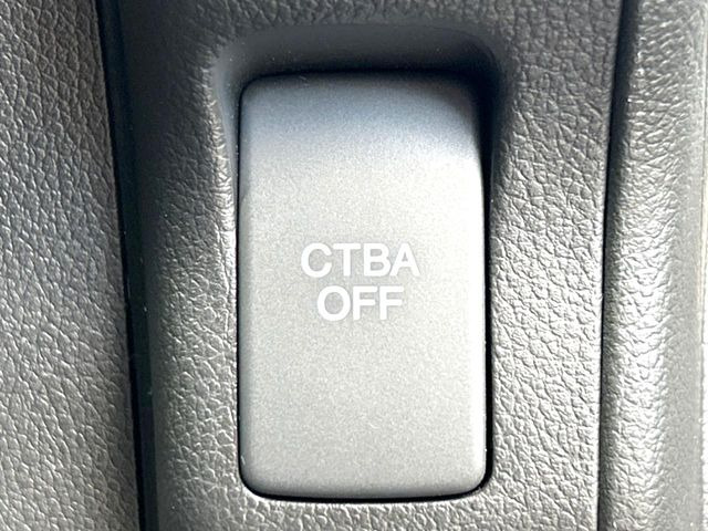 【シティブレーキアクティブシステム】低速走行中に前方の車両等を認識し、衝突しそうな時は警報とブレーキで衝突回避と被害軽減をアシスト。より安全にドライブをお楽しみいただけます。