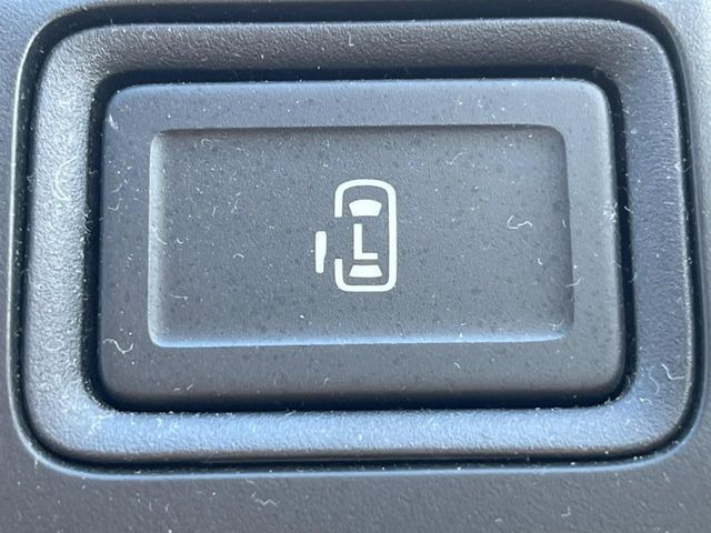 【パワースライドドア】スマートキーや運転席のスイッチでスライドドアの開閉が可能♪電動だから力を入れてドアを開ける必要が無く、小さいお子様でも、重い荷物を持っている時もラクに開け閉めできます♪