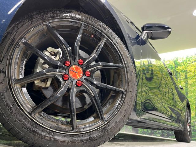 �y�A���~�z�C�[���z�O�ςɃ}�b�`�����A���~�z�C�[���𑕒����Ă���܂��B�e��A���~�z�C�[����A�X�^�b�h���X�^�C�����戵�����Ă���܂��B���񂲑��k����������