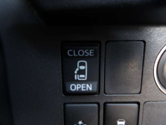 運転席からの開閉もでき、リモコンキーでも離れたところから開閉できますのでとても便利な装備になっています!