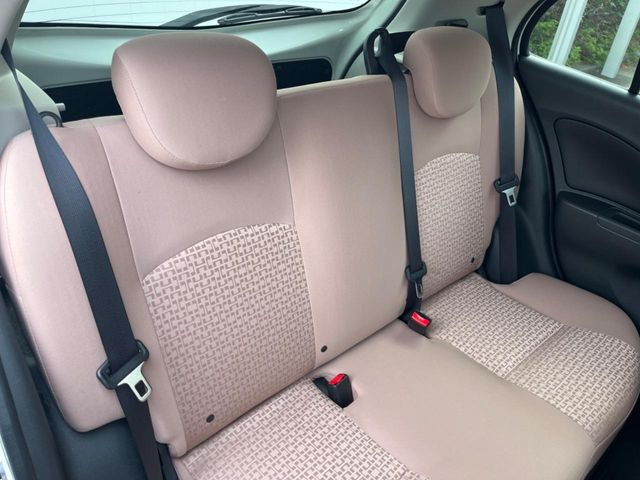 後部座席も気になるようなキズ・汚れやへたり等、大きなダメージはなく、良好な状態です。