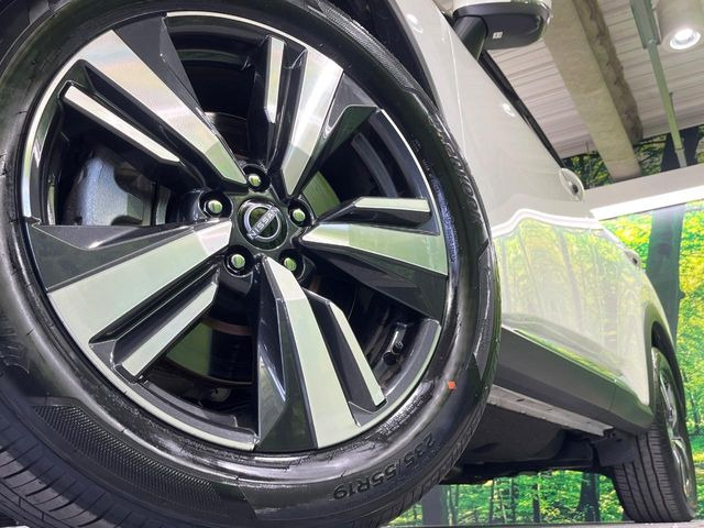 【純正19インチアルミホイール】外観にマッチした純正アルミホイールを装着しております。各種社外アルミホイールや、スタッドレスタイヤも取扱いしております。是非ご相談ください♪