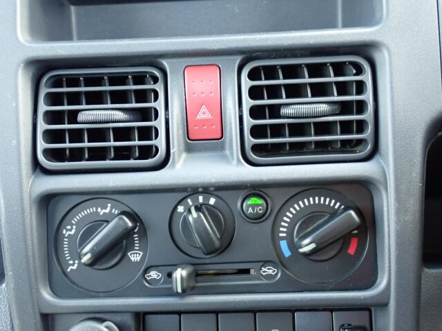 ダイヤル式のマニュアルエアコンになります。シンプルで使いやすい!