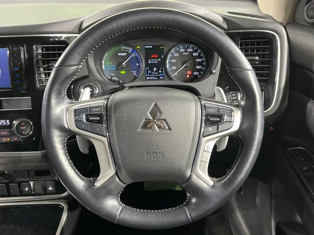 インテリアに合わせたデザインのステアリングは、運転される方のことも考え、運転しやすい形状、大きさです。是非一度、実際に触ってお確かめください。