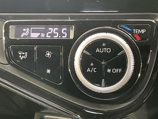 【オートエアコン】一度お好みの温度に設定すれば、車内の温度を検知し風量や温度を自動で調整。暑い…寒い…と何度もスイッチ操作をする必要はありません。快適な車内空間には必須の機能ですね♪