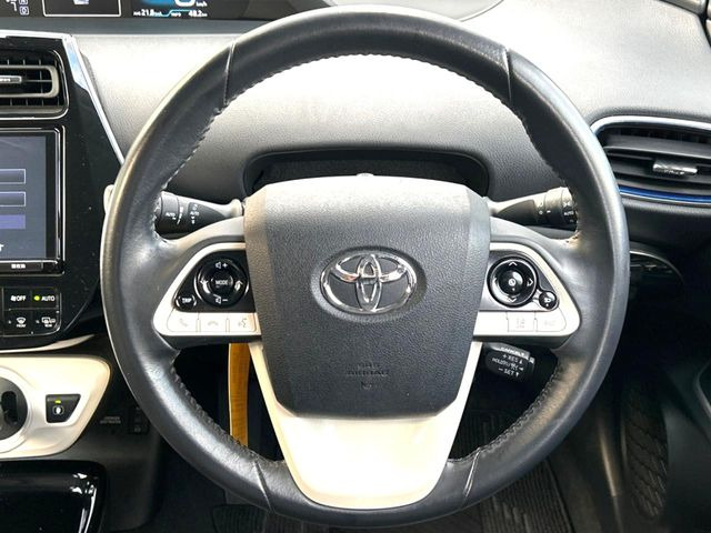 �C���e���A�ɍ��킹���f�U�C���̃X�e�A�����O�́A�^�]�������̂��Ƃ��l���A�^�]���₷���`��A�傫���ł��B�����x�A���ۂɐG���Ă��m���߂��������B