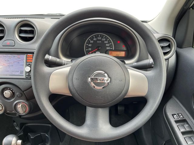 インテリアに合わせたデザインのステアリングは、運転される方のことも考え、運転しやすい形状、大きさです。是非一度、実際に触ってお確かめください。