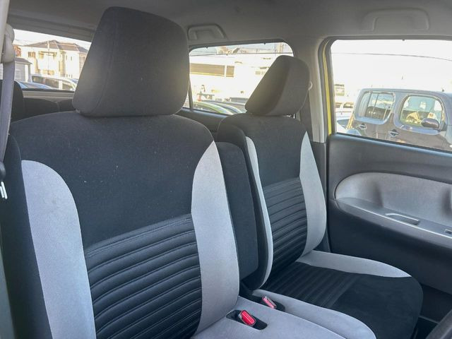 運転席まわりには十分なスペースがあり、大柄な方でもゆったり運転していただける環境です。