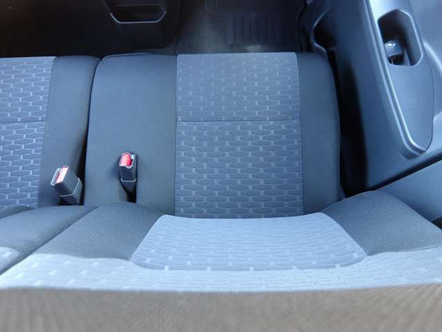 身体をしっかりと支えるフロントシート。運転席まわりには十分なスペースがあるので大柄な方でもゆったり運転することができます!長距離運転しても疲れないですね★