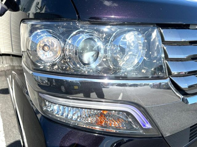 【HIDヘッドライト】非常に明るく前方を照らしてくれるので、悪天候や夜間の走行時も視界良好で安心してお乗りいただけます。