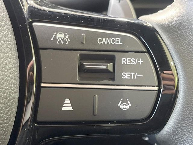 【アダプティブクルーズコントロール】高速道路での長距離走行が楽に!!自動で速度を保つクルーズコントロールが、衝突軽減システムと連携し、前方の車両を感知して車間を保つように速度調節してくれます!!