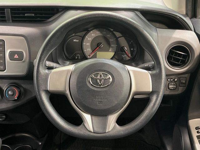 �C���e���A�ɍ��킹���f�U�C���̃X�e�A�����O�́A�^�]�������̂��Ƃ��l���A�^�]���₷���`��A�傫���ł��B�����x�A���ۂɐG���Ă��m���߂��������B