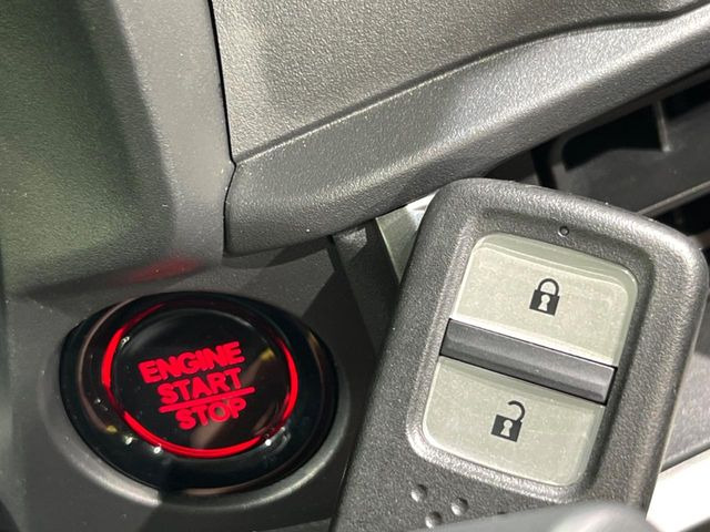 �yHonda�X�}�[�g�L�[�z�J�o����|�P�b�g�ɓ��ꂽ�܂܂ł��h�A�̎{���E�������\�ȃX�}�[�g�L�[�𑕔��B�G���W���̃I���E�I�t�����J�M�����o���K�v����������Ƃ��Ă��֗��ł���