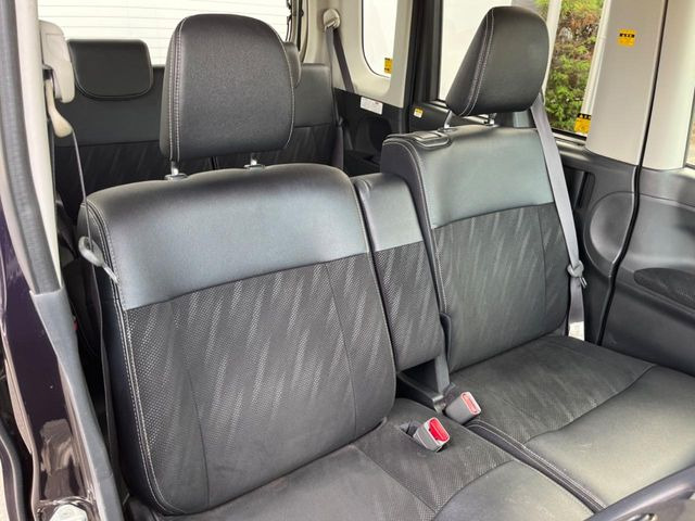 【ハーフレザーシート】高級感と座り心地を両立した人気のシート♪背面・座面のファブリック素材は、通気性の良さや滑りにくさに優れています。気温や服装に左右されず快適にお乗りいただけます。