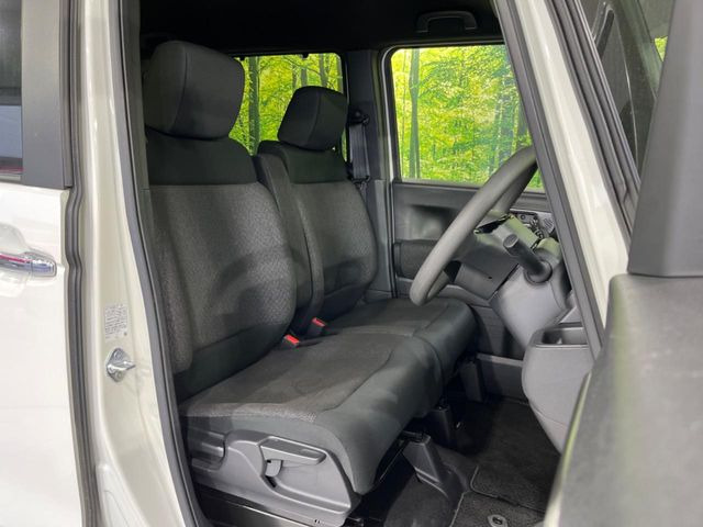 運転席シート廻りは使用感も少なく、良好な状態となっています。前オーナー様が丁寧に使っていたことがよくわかりますね。